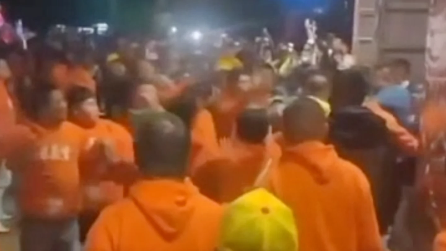 有片｜小港廟會陣頭「大亂鬥」畫面瘋傳　警方喊獲報即制止、網友質疑警力慢半拍