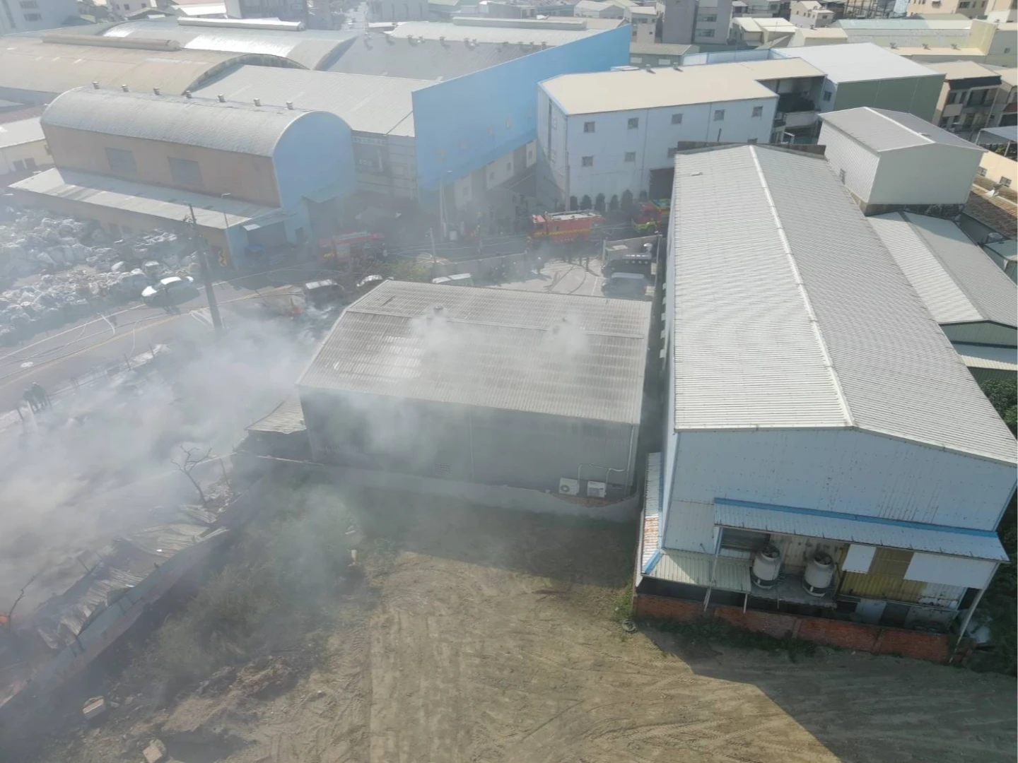 有片｜黑煙壓城！永康工廠火警延燒　西北風助勢、空品恐影響三區