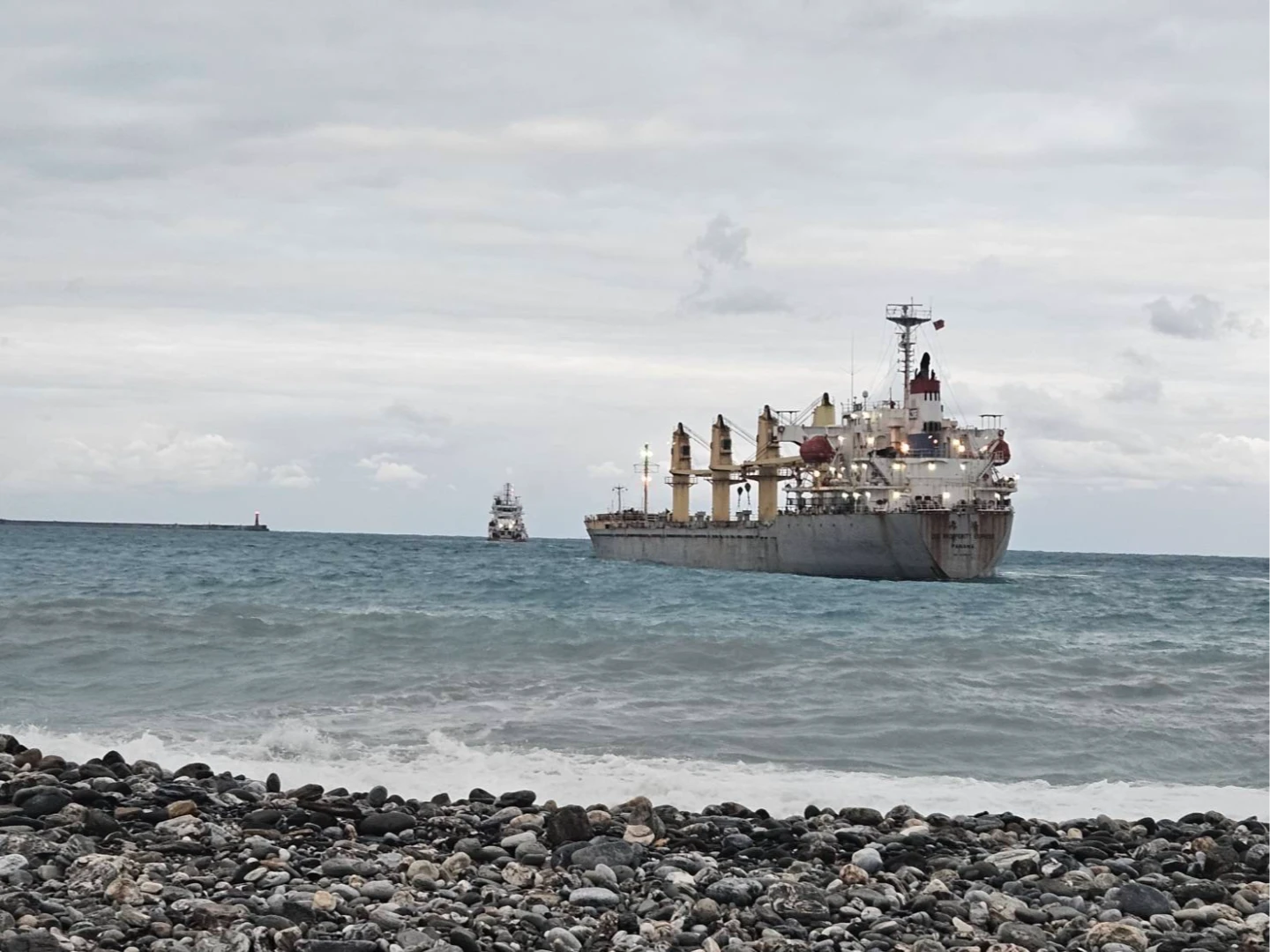 東北季風狂！中鋼「通鴻輪」元旦擱淺花蓮　航港局跨部會助脫困