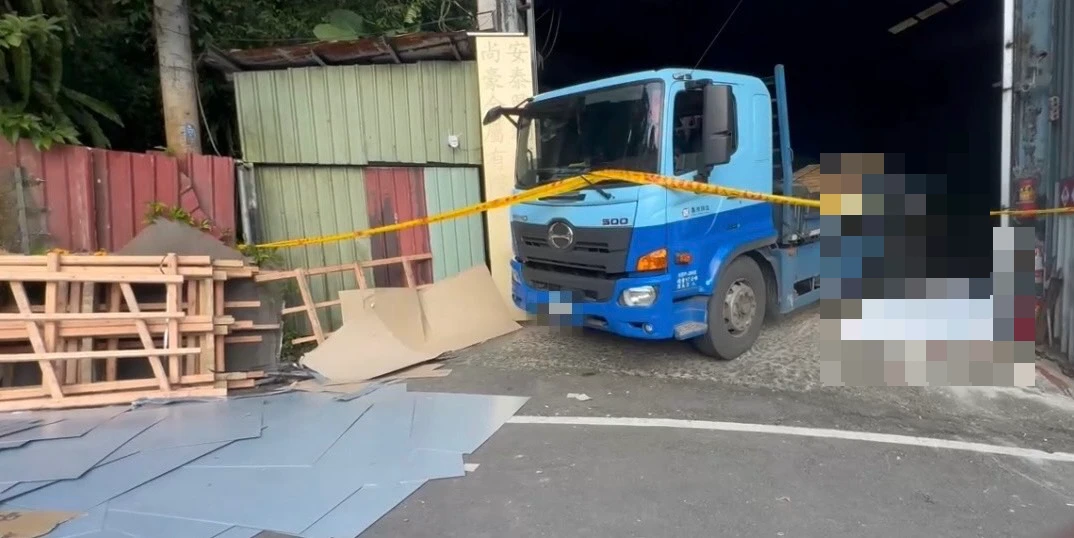 新北鐵工廠爆意外！司機卸貨慘遭滑落鋼板砸頭　傷重不治
