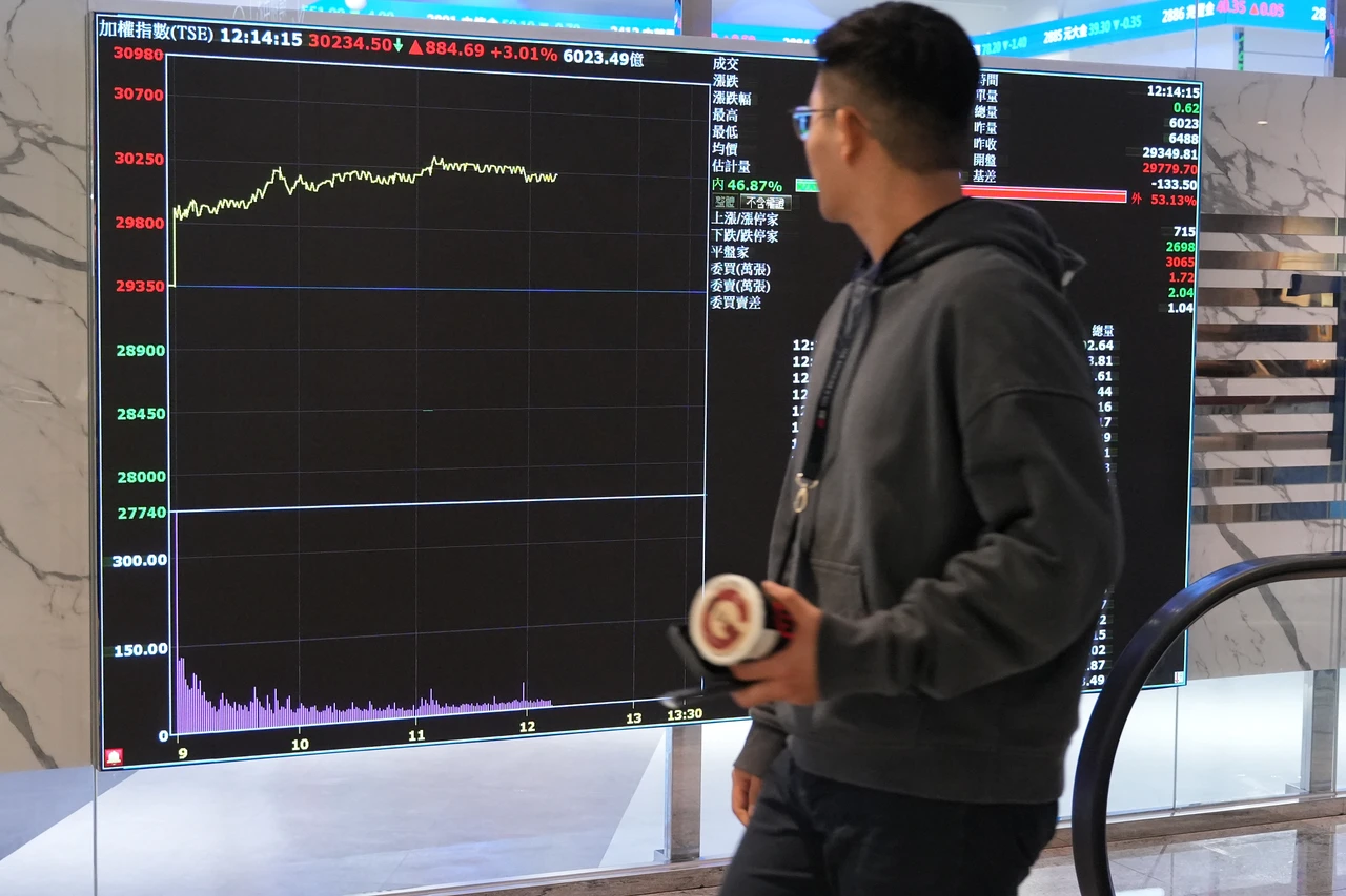 台股首度站上3萬點　金管會揭開戶50歲以上占近半