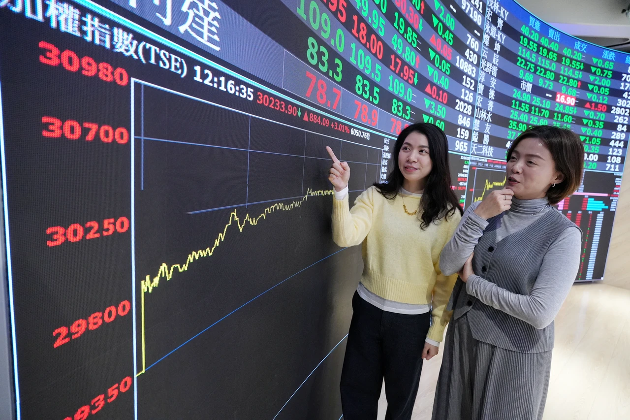 黃仁勳CES演講！台股未受提振跌破3萬點　台積電最低跌25元