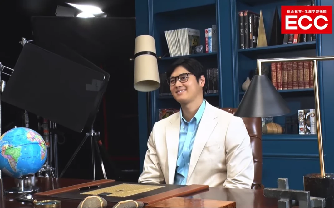 MLB｜大谷翔平展現「文青範」！戴上眼鏡變身英文老師　罕見造型獲日媒大讚