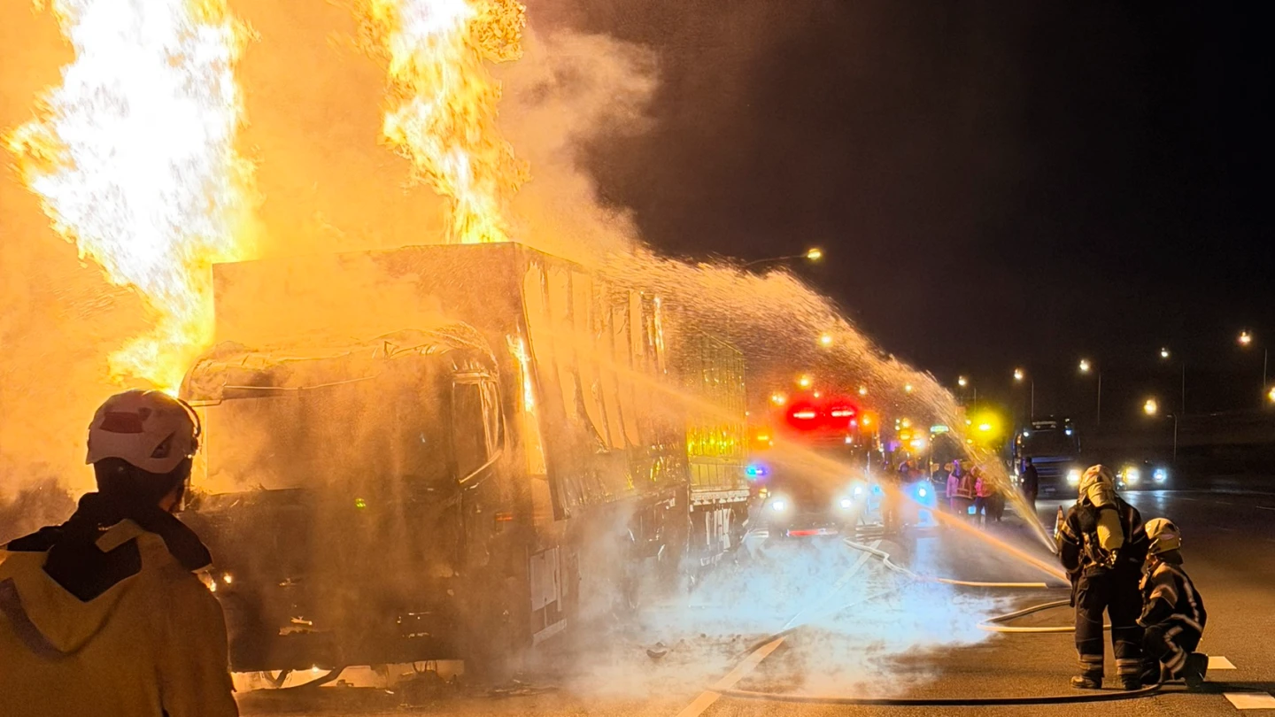 恐怖！聯結車國道陷火海「燒成廢鐵」　駕駛聽到這怪聲下車逃一劫
