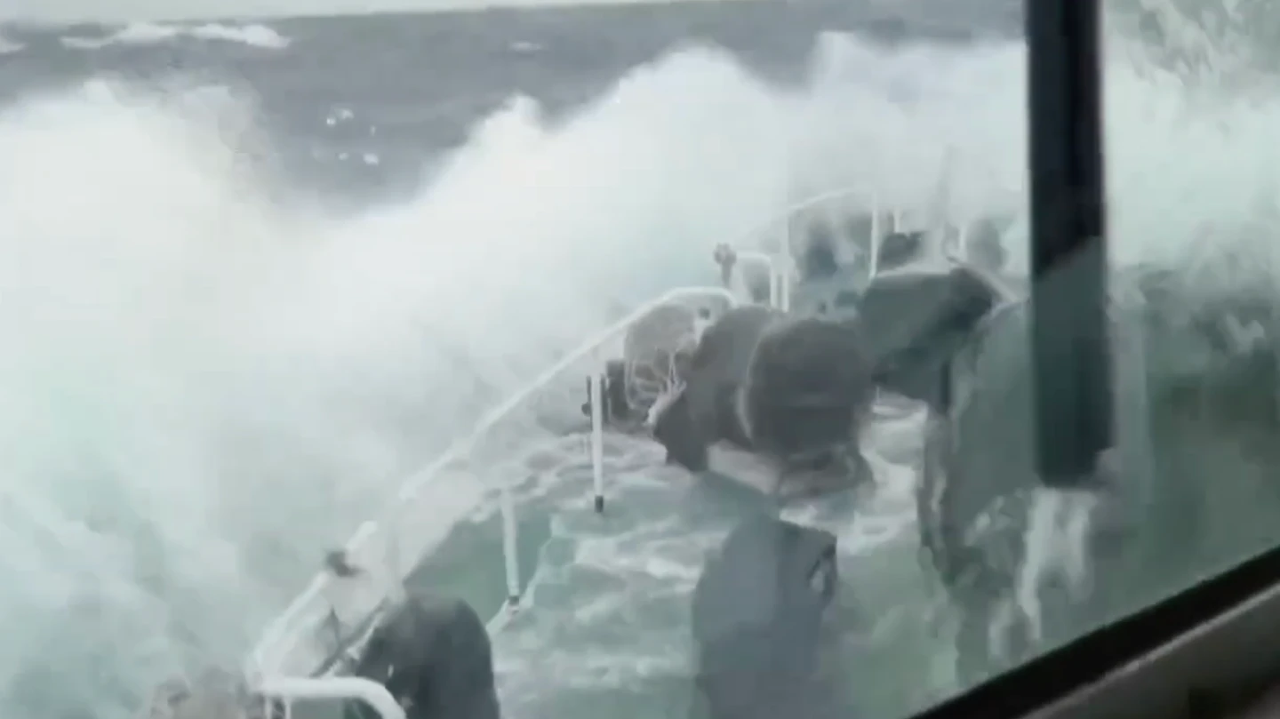 F-16上尉辛柏毅跳傘失聯！海巡3艦6艇冒風浪徹夜搜救　最新畫面曝