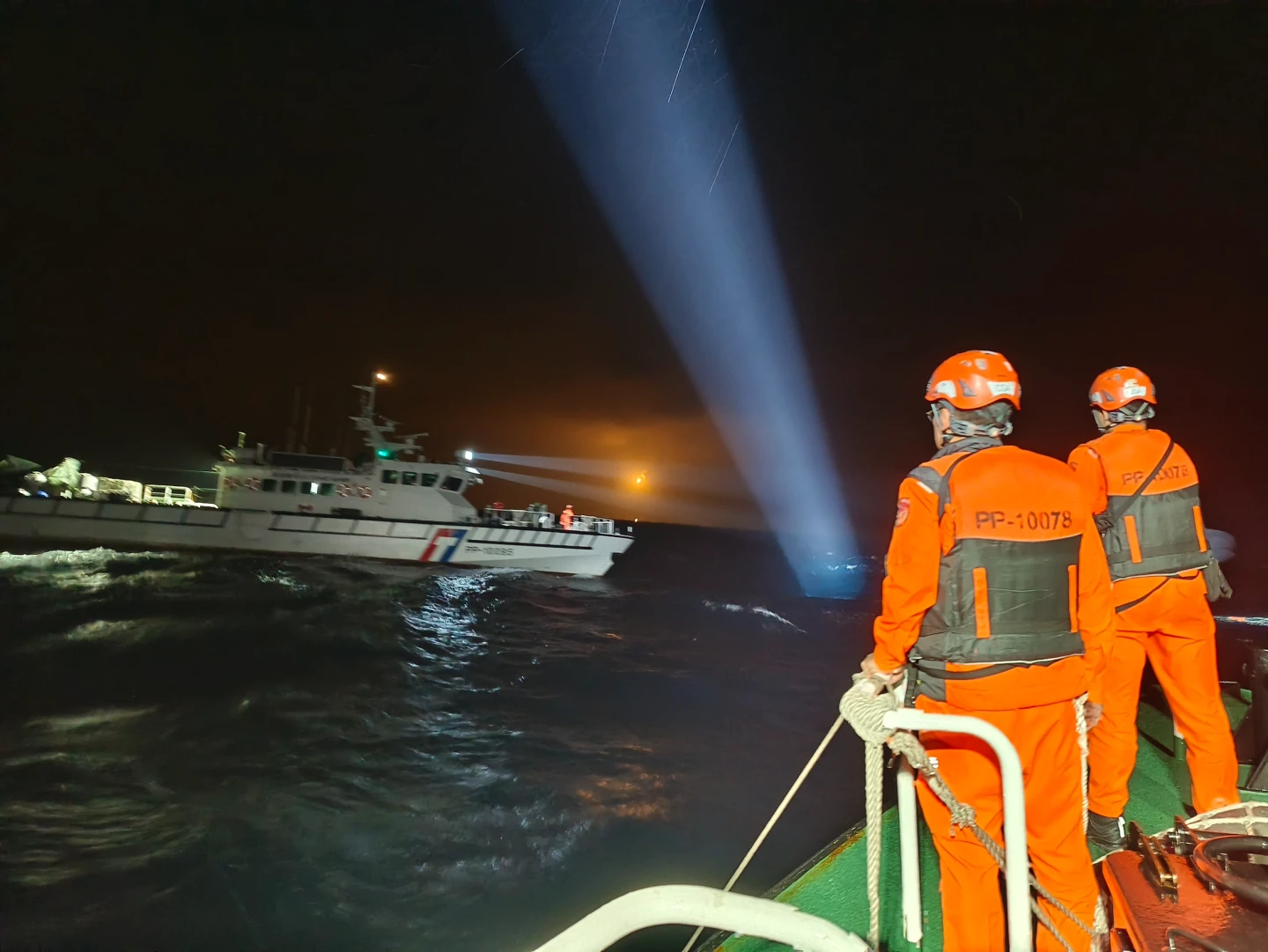 有片｜F-16上尉辛柏毅跳傘失聯　海象惡劣！海巡3艦6艇頂低溫巨浪漏夜搜救