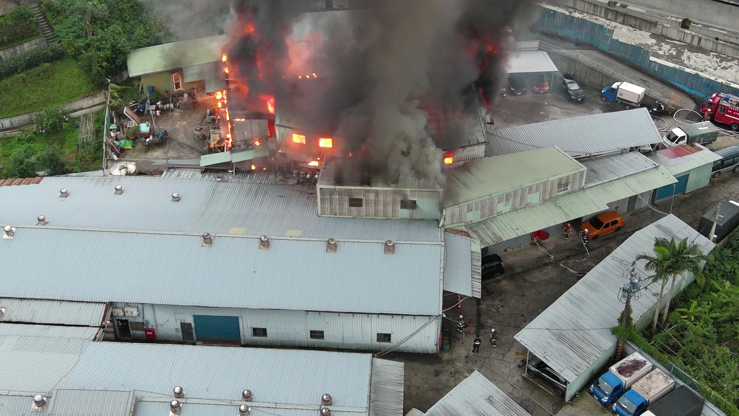 中和鐵皮倉儲大火燒燬百坪廠房！　環保局急提醒：雙北5區快關窗