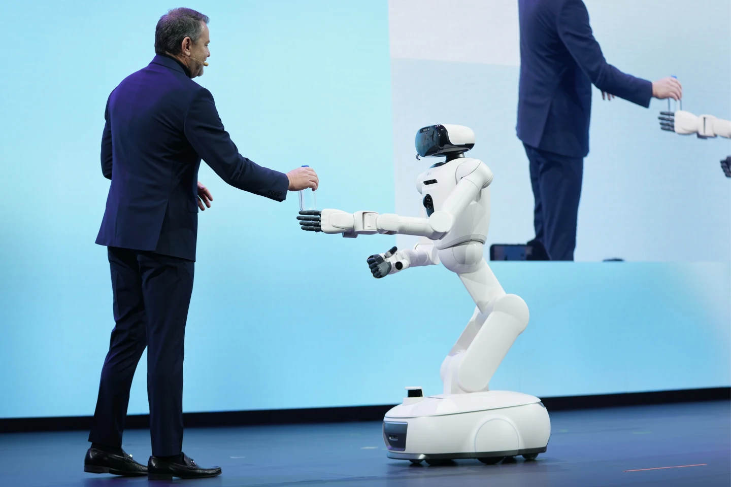 人類救星！LG家用機器人CLOiD在CES亮相　會做早餐折毛巾