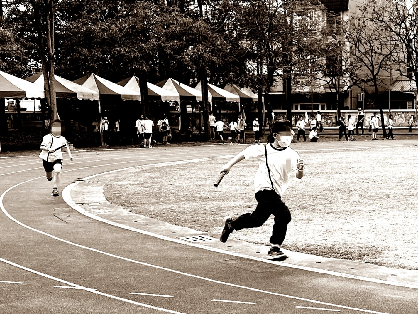 8歲童罰跑操場100圈！邊跑邊哭雙腿拉傷　代課師辯「開玩笑」慘丟飯碗還挨罰