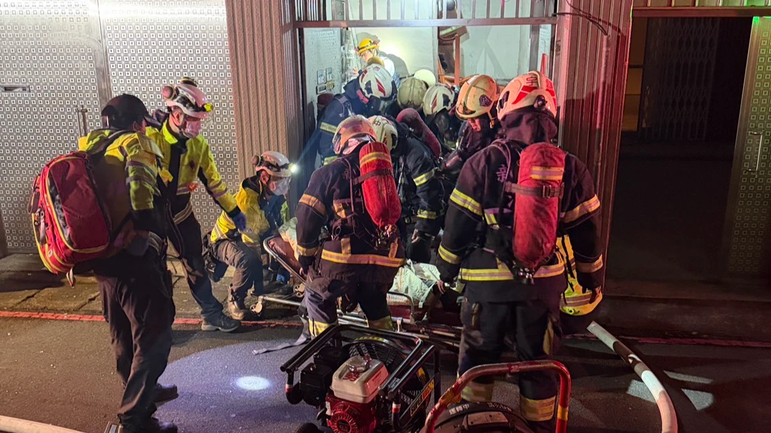 中和公寓氣爆！獨居男從廚房被炸出　全身燻黑送醫急救