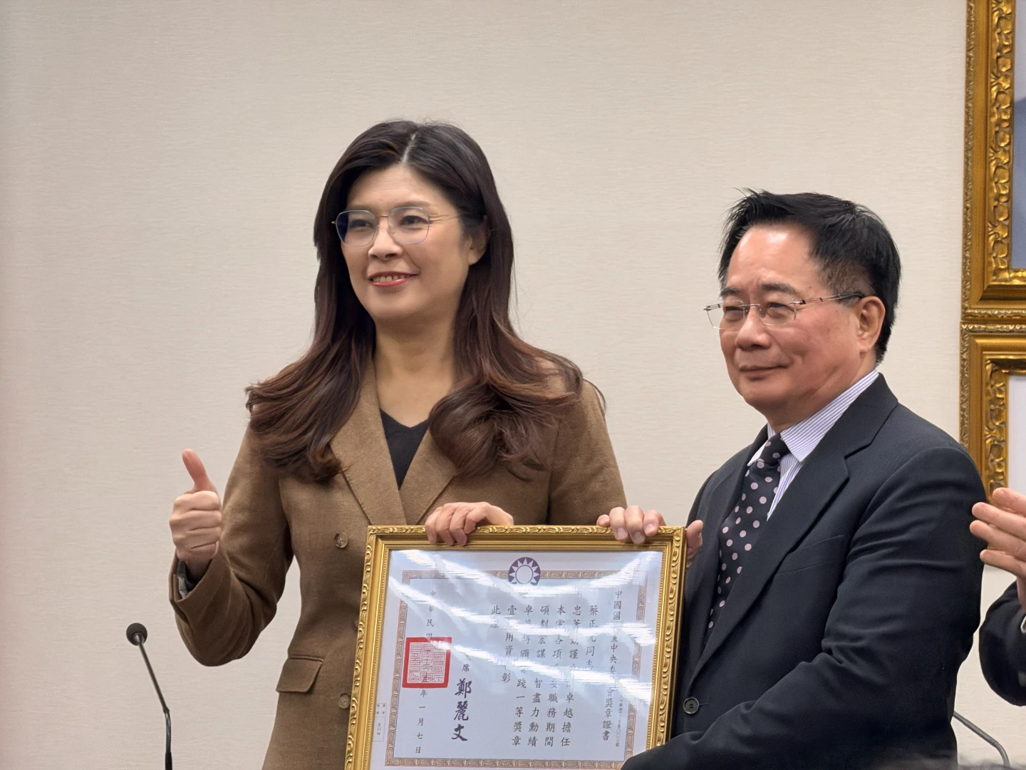 蔡正元激喊「一輩子的諾貝爾和平獎」　鄭麗文中常會頒最高榮譽獎章、徐巧芯獻花擁抱