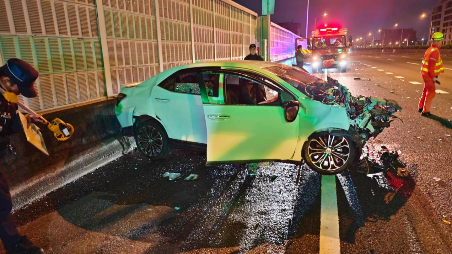 國1高雄重大車禍！轎車追撞水泥車「車頭全爛」　女駕駛傷重不治