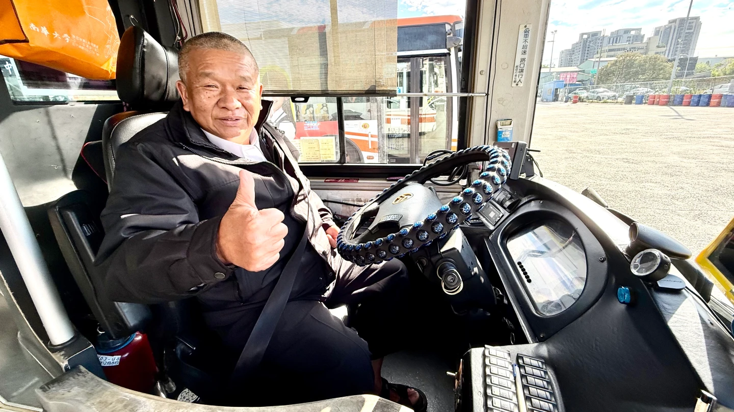 30年來首次搭公車被圈粉！他親寫感謝信大讚司機貼心　暖心運將回應了