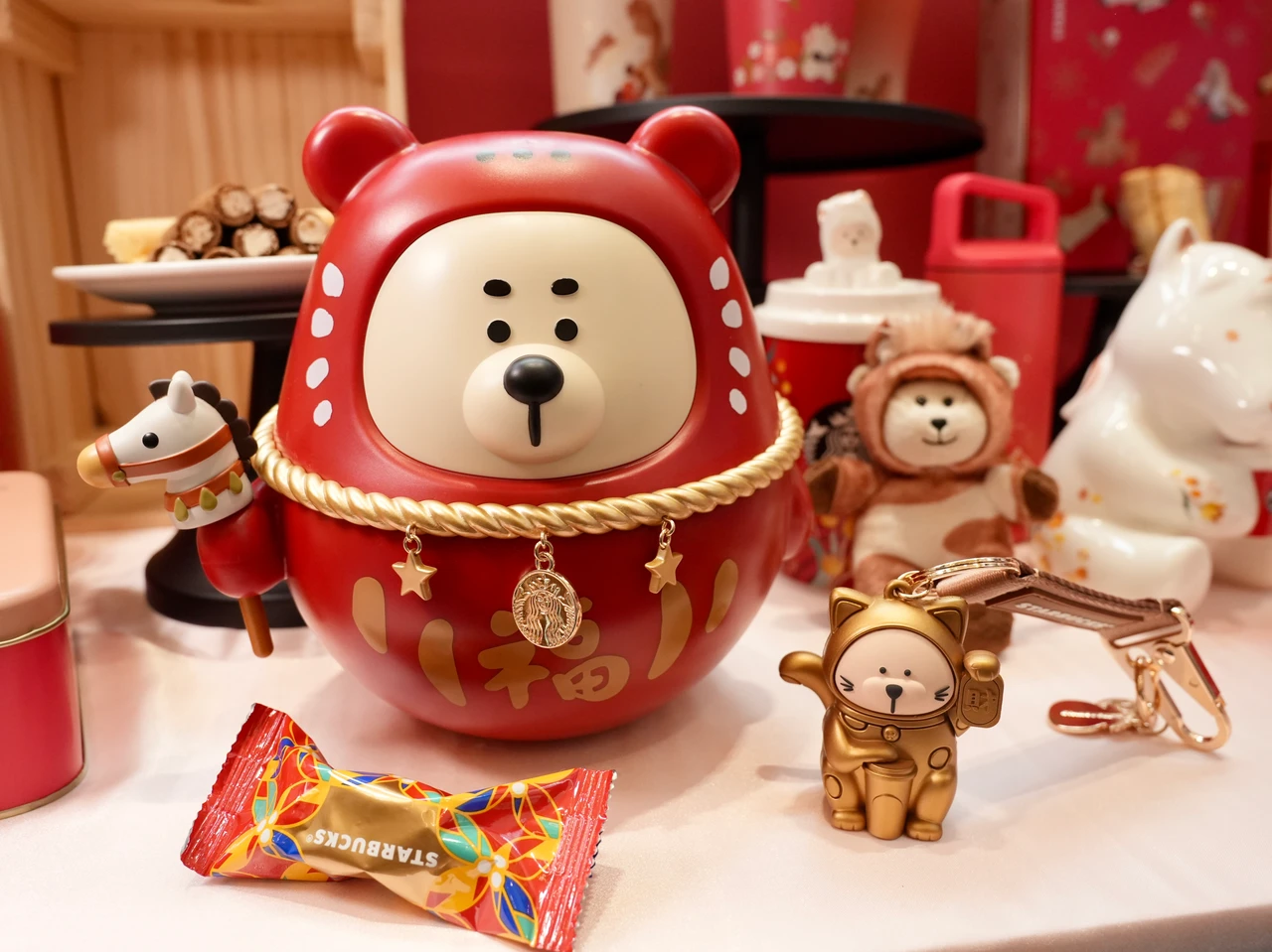 馬年必收！星巴克限定達摩不倒翁造型桶　海邊走走開心果脆糖新登場