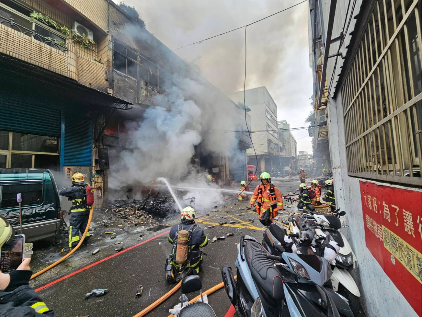 三重工廠大火！火煙竄燒天際　4員工救出送醫