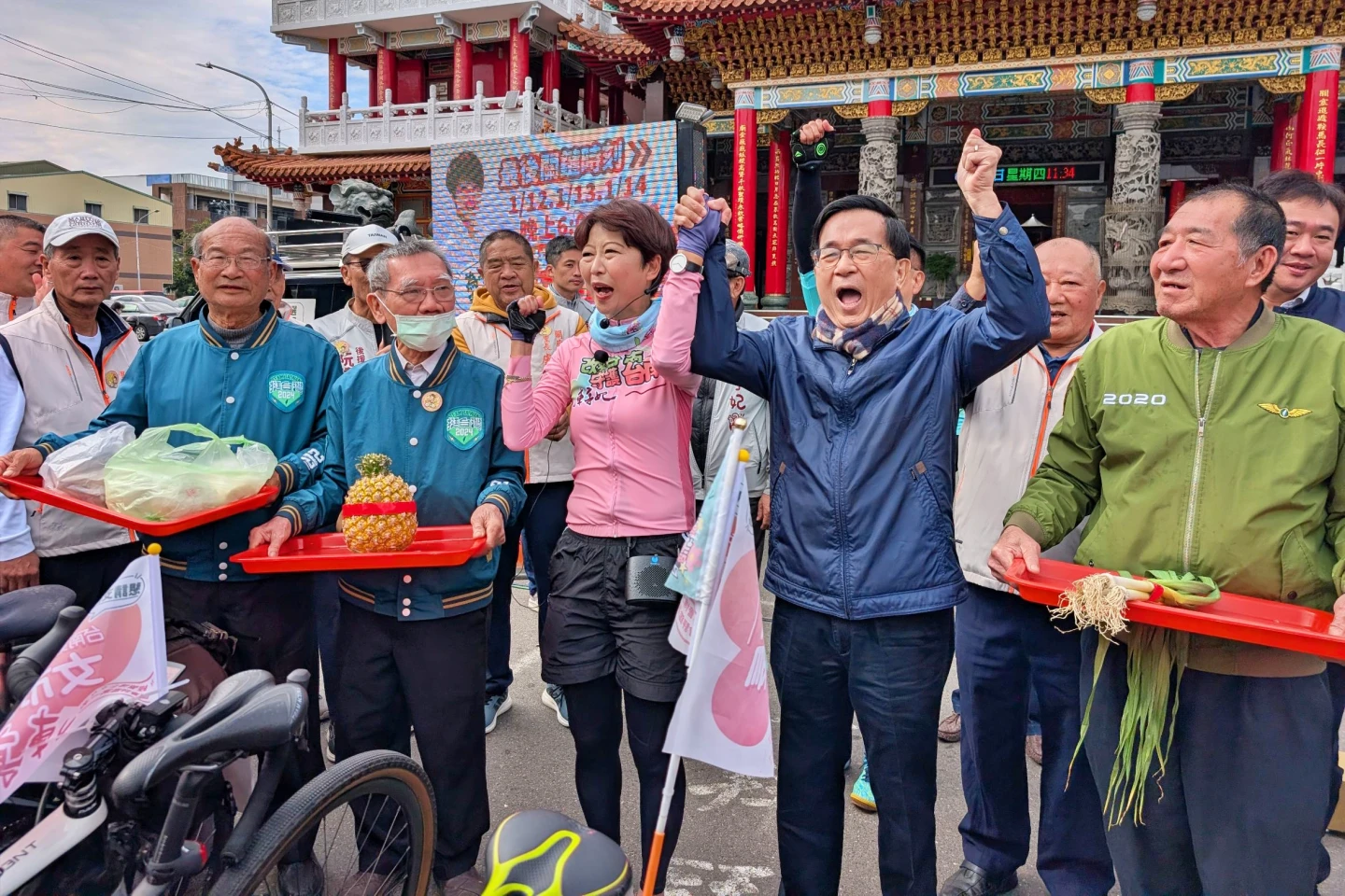 力拚台南首名女市長！陳亭妃鐵馬征戰「巧遇」陳水扁　他贈親筆春聯內容有玄機 