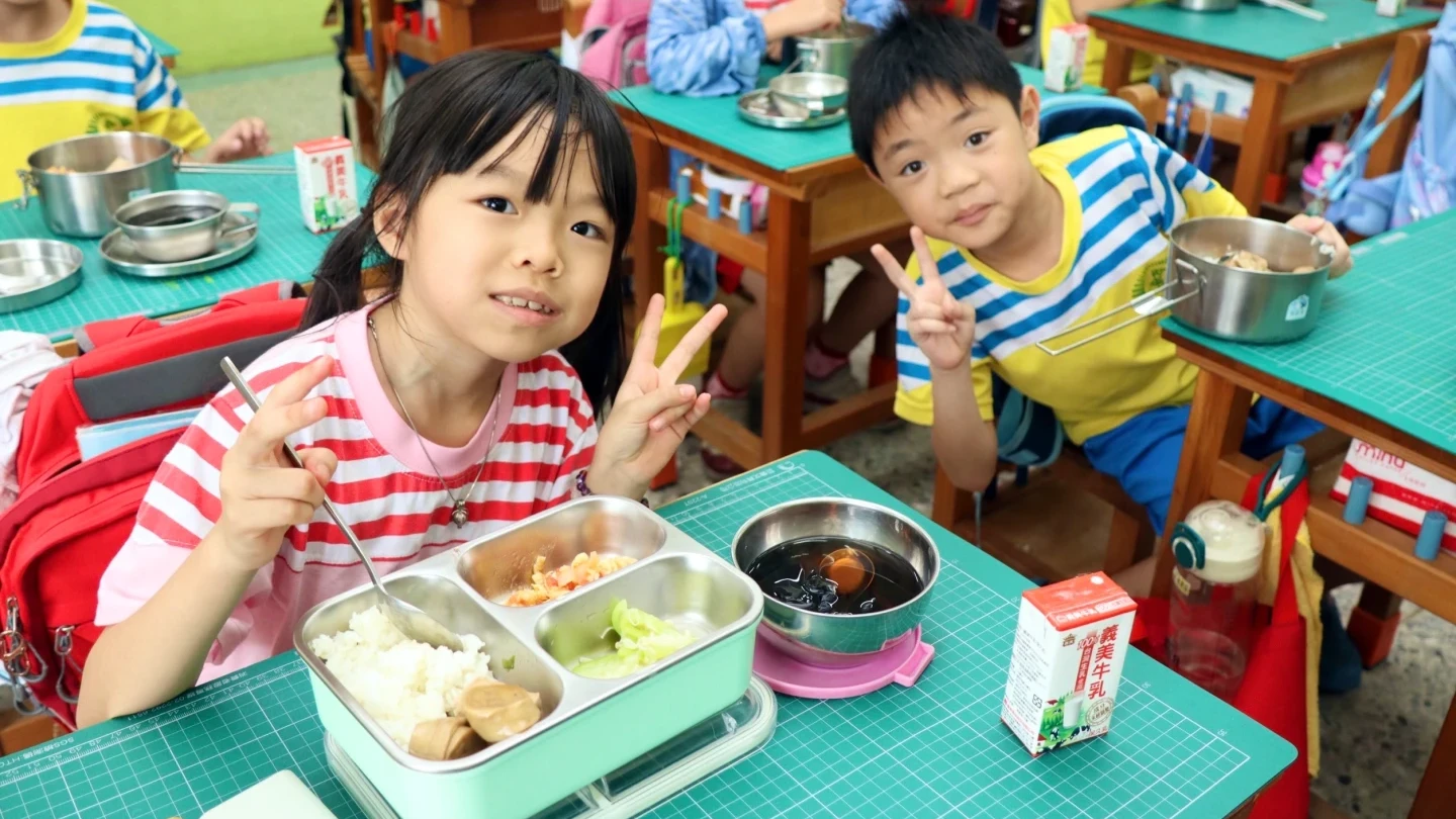 高雄逆轉跟進！陳其邁宣布國中小營養午餐全面免費　加碼教師行政獎金