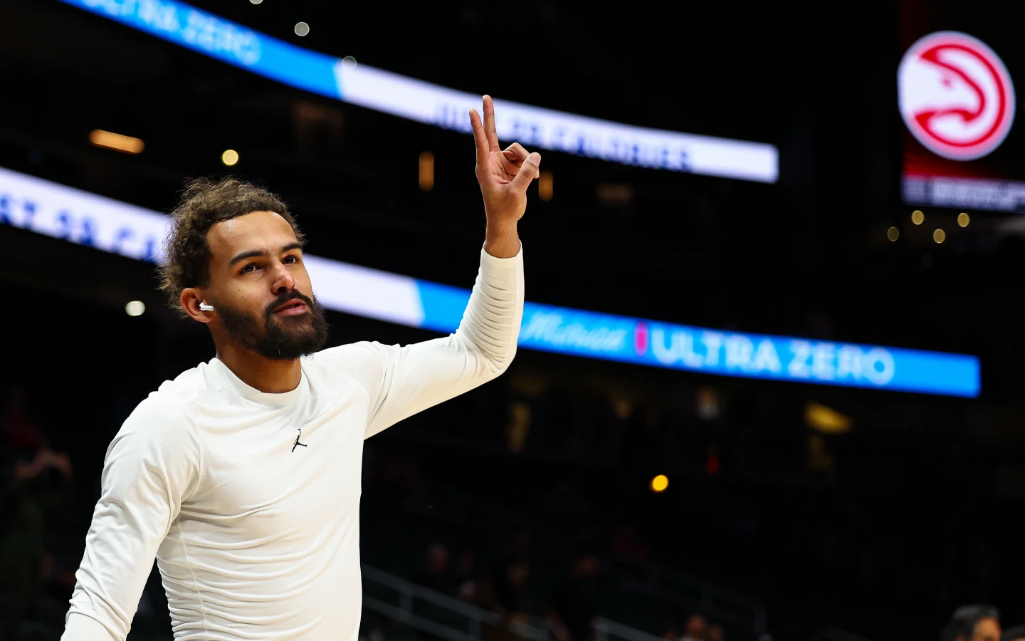 NBA｜老鷹巫師重磅交易！比賽打到一半　球星楊恩掏手機看到訊息落寞離場