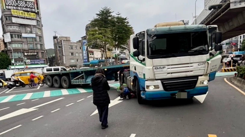 驚悚！7旬婦騎單車過馬路　慘遭拖板車違規右轉輾斃