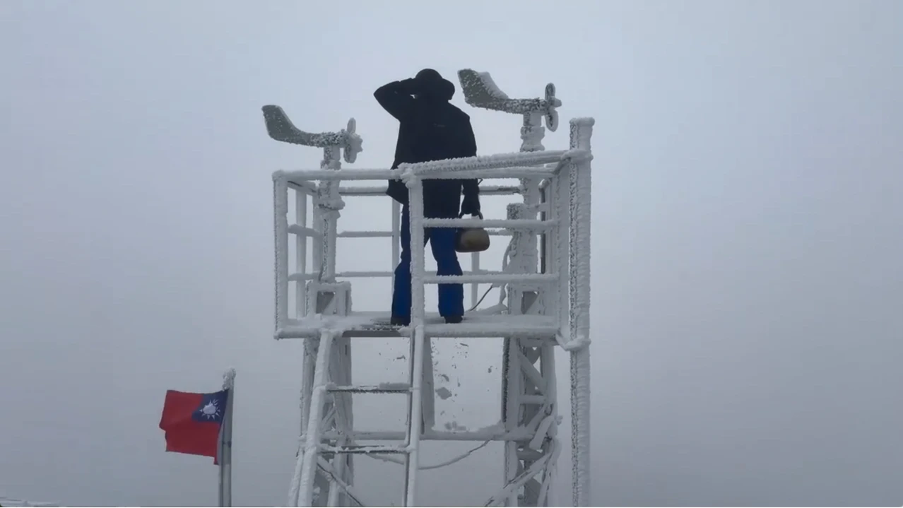 有片｜玉山飄雪！氣象站觀測員頂零下4.2度「燒水救儀器」畫面曝光　鄭明典揭雪季職人日常