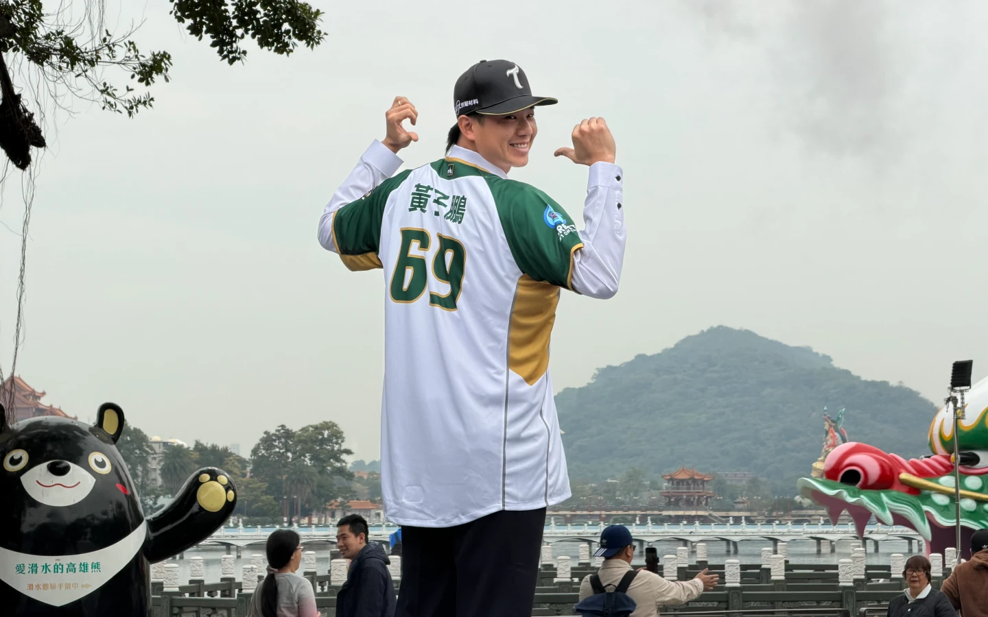 中職｜龍虎塔前迎「老虎」回家　黃子鵬數度哽咽落淚：盼讓爸媽感到驕傲