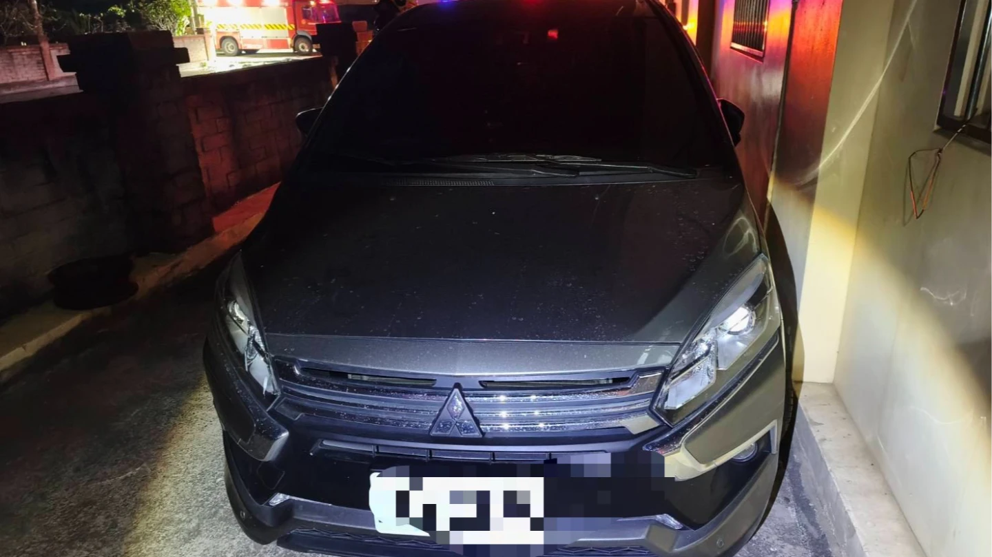 離奇！男移車遭車輛夾困牆邊亡「引擎未熄」　愛妻驚睹急報案