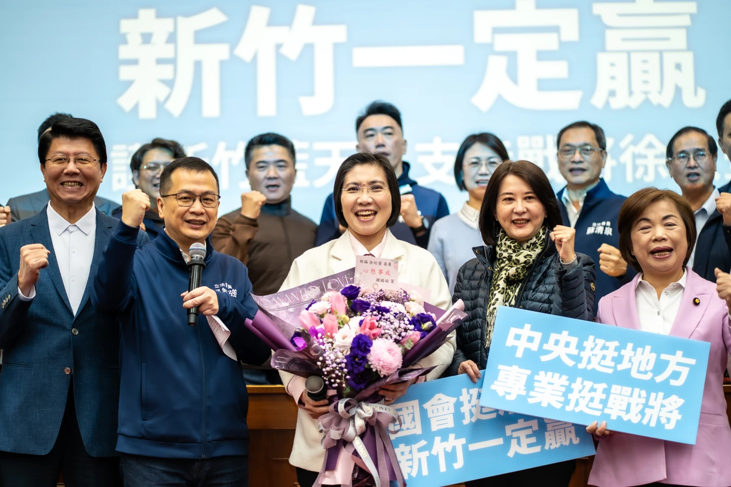 藍新竹縣長之爭！徐欣瑩找38立委站台「韓國瑜贈花」　拚場陳見賢11日造勢