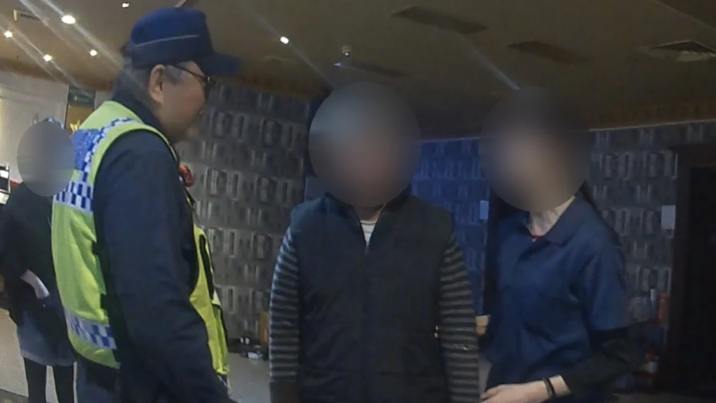 半年走失5次！6旬失智翁呆站KTV櫃檯　暖警陪走1公里返家