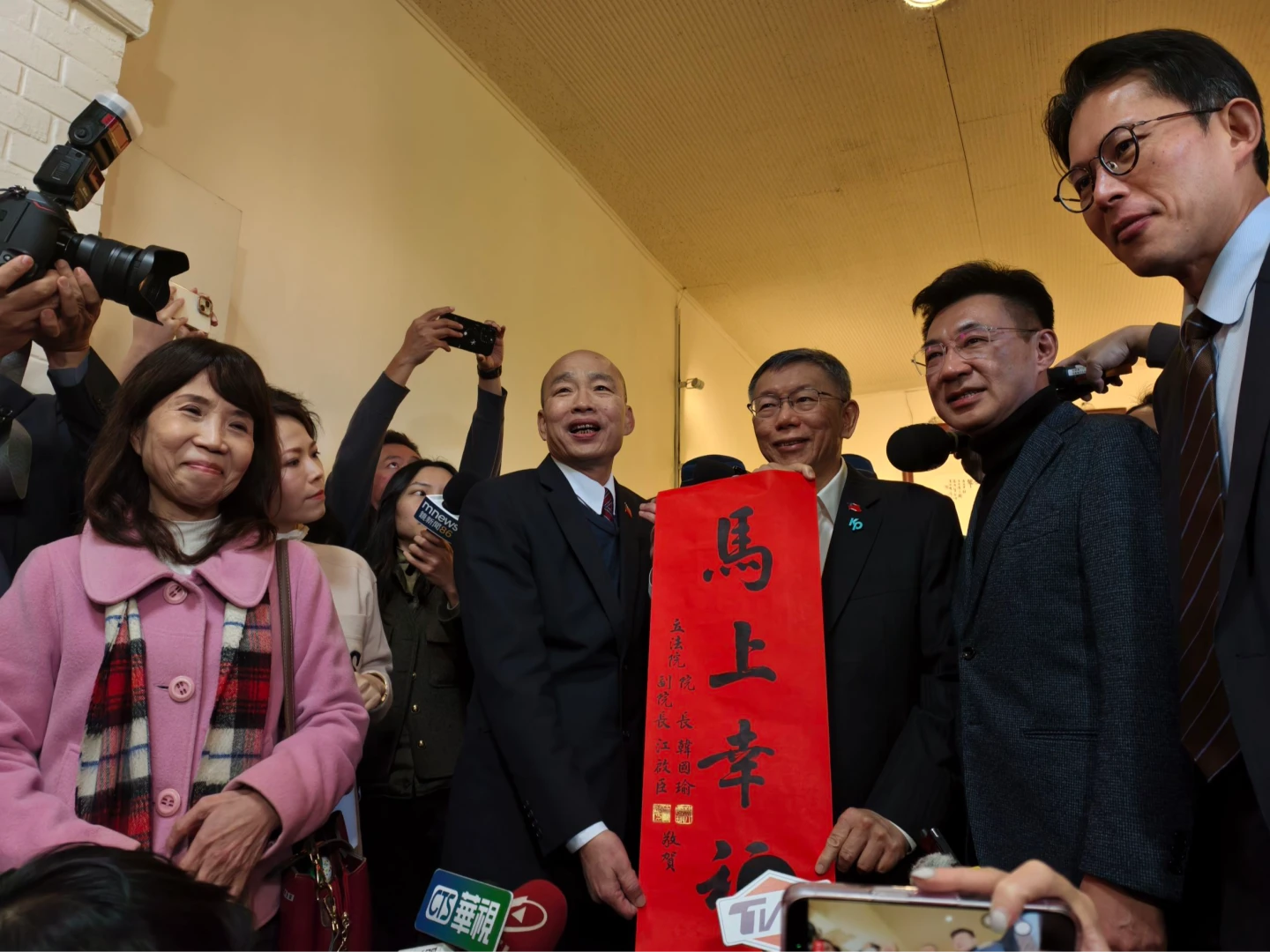 爭取支持人工生殖法！柯文哲赴立院拜會　韓國瑜親送「馬上幸福」春聯