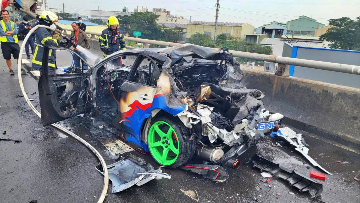 童年回憶毀了！真人版「勝利衝鋒」台88遭夾殺燒成廢鐵　駕駛驚險逃生