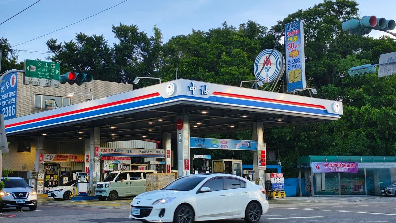 加油且慢！　中油12日起汽、柴油價格各調降0.2元