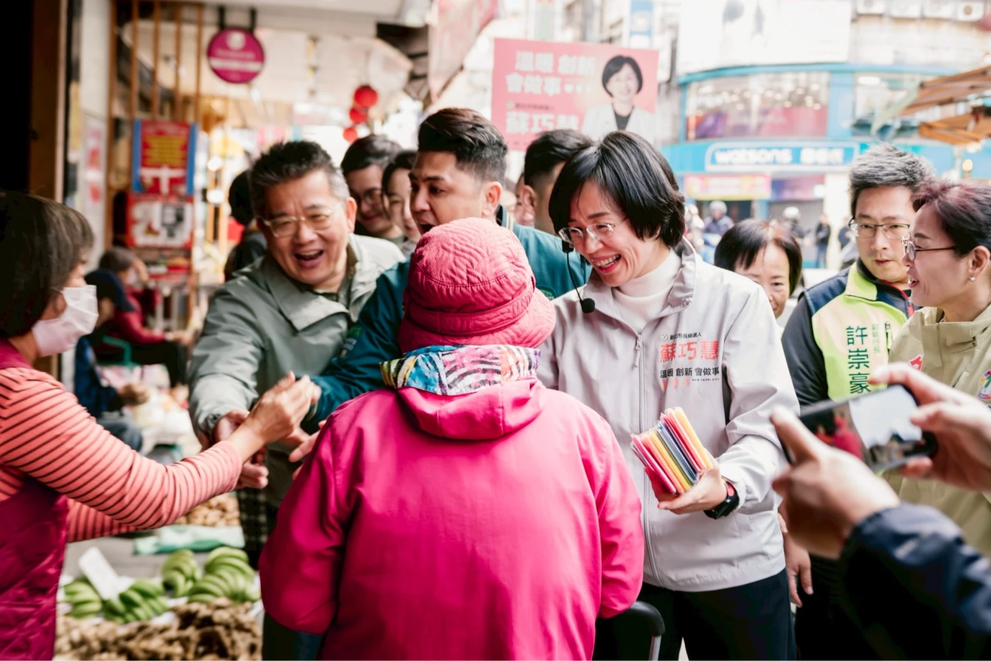 蘇巧慧率小雞掃街拼「最強團隊」　嘆：國民黨也知不審總預算影響國家