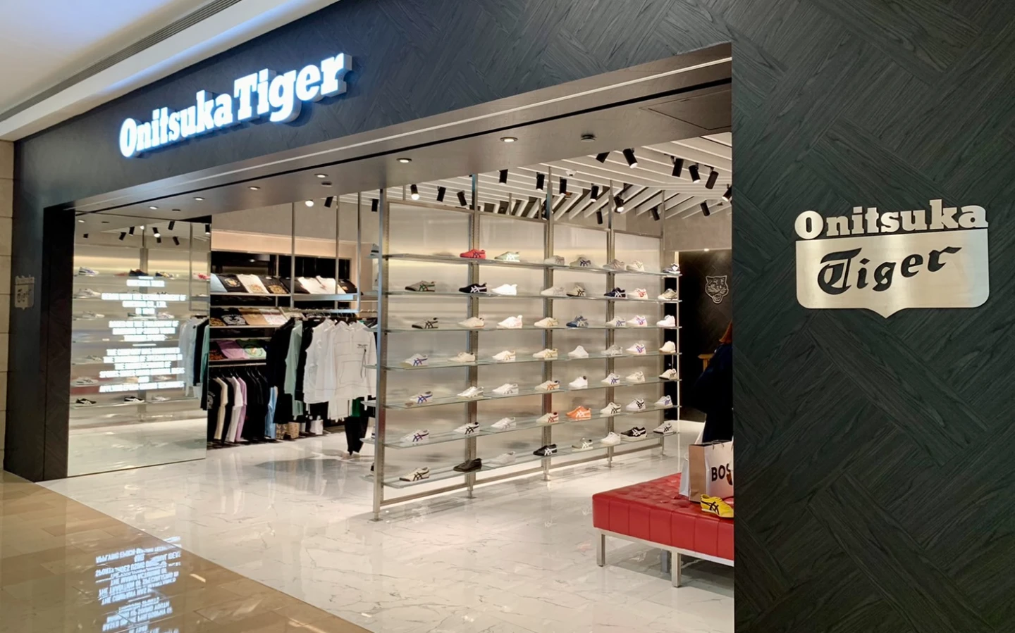 台北101爆歧視移工！看鞋被酸「那很貴」賈永婕出手了　鬼塚虎紅什麼、日本買價差驚人