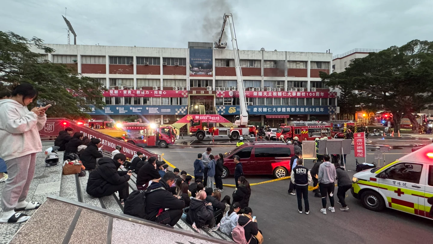 輔大教師研究室起火！濃煙竄天畫面曝　師生急疏散