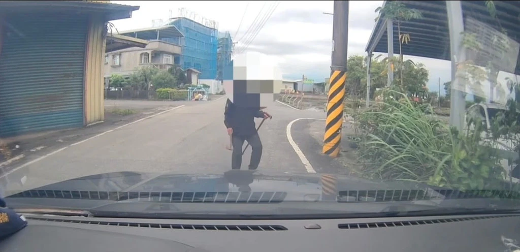 嫌太吵！「斧頭男」衝入車道叫囂　警喊話「放地上」就逮