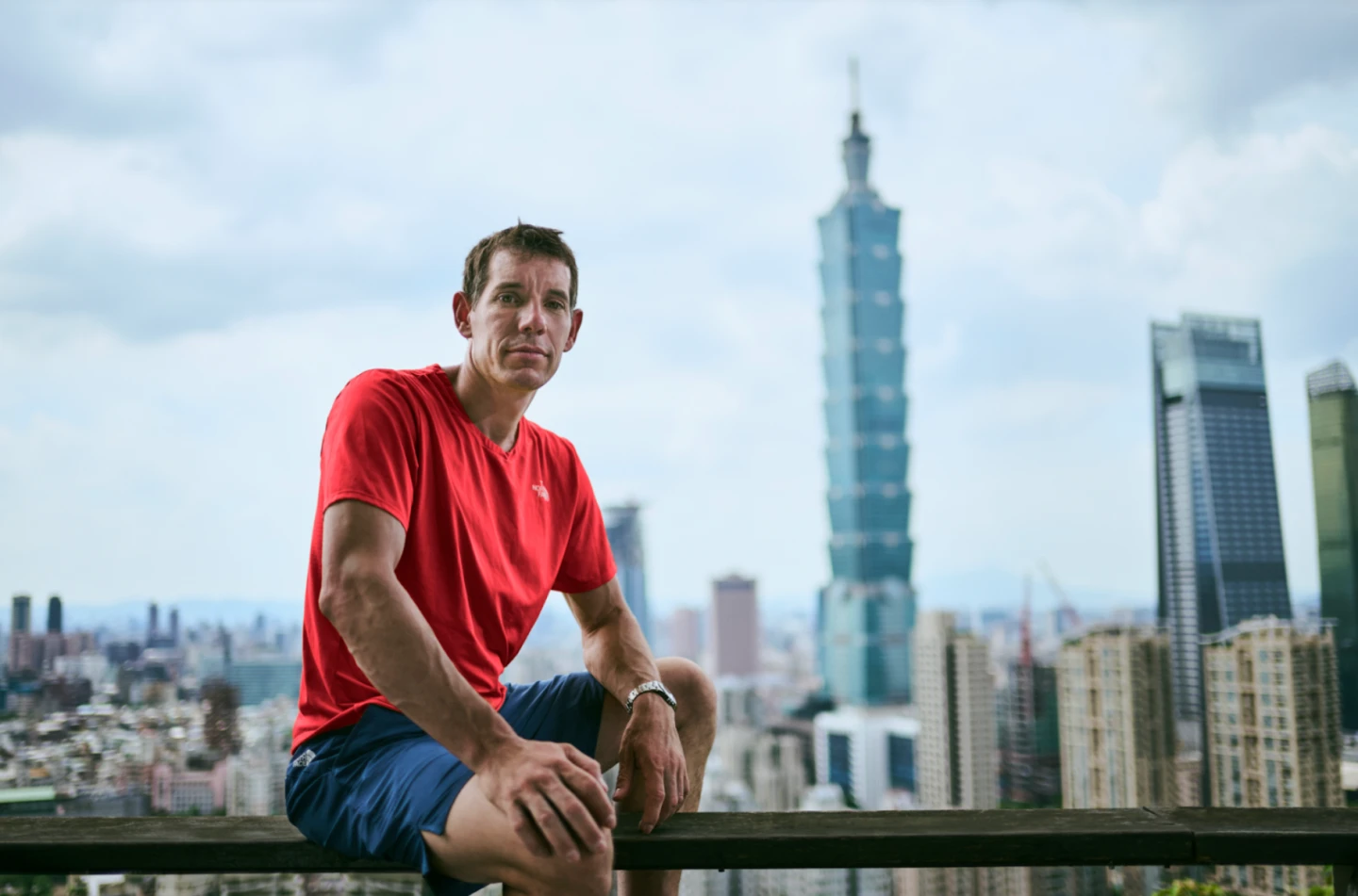 攀岩之神Alex Honnold挑戰「徒手攀101」直播2小時　北市府曝合法申請細節