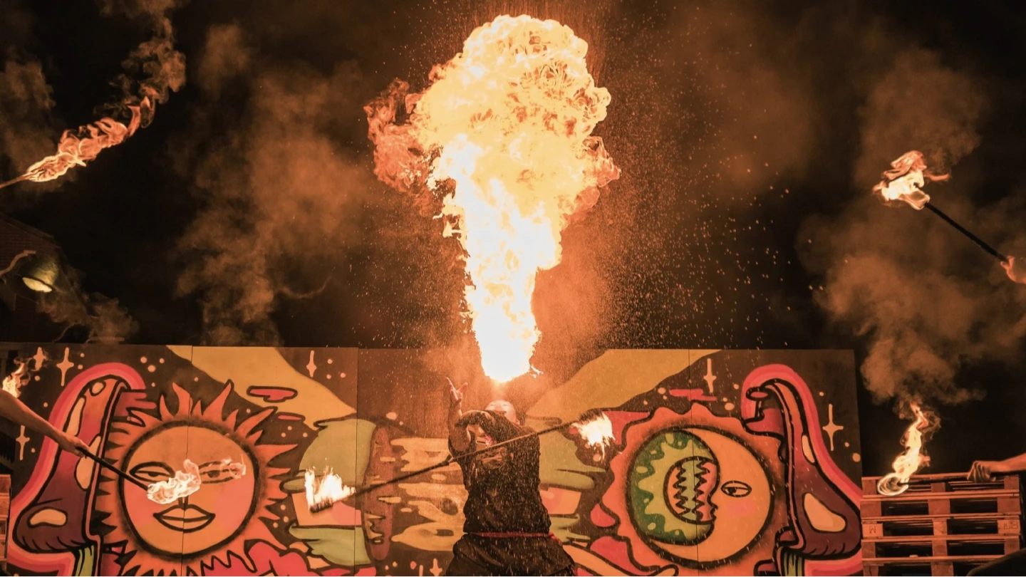 火舞出意外！「島嶼生活節」表演者遭火吻　團隊發聲曝傷勢