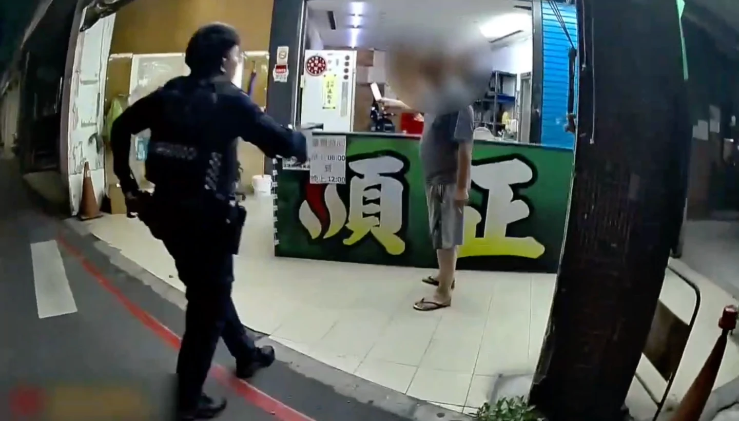 醉男賒帳買檳榔遭拒！竟持刀喊「搶劫、報警抓我」　遭警壓制畫面曝