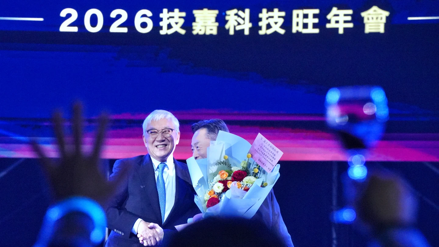 技嘉尾牙1｜最大獎BMW汽車　董座葉培城為股價抱屈「本益比不到13倍」