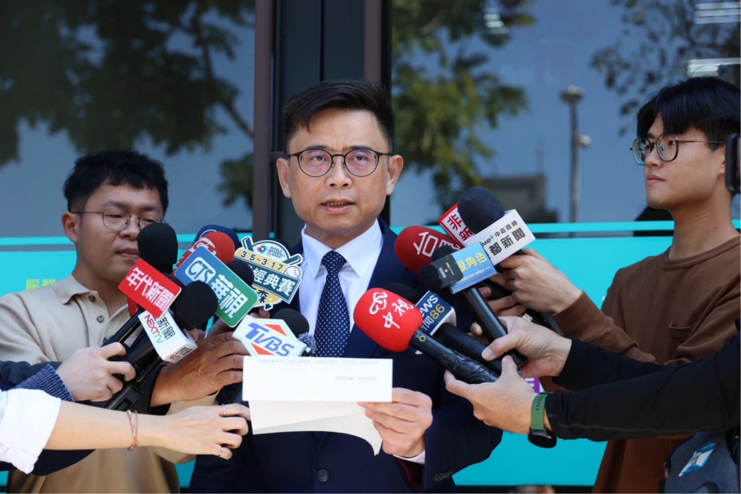 周末精選｜賴瑞隆挺過爭議戰高雄！對手柯志恩：決戰新潮流　「泰勒絲」政見受矚