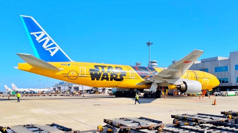 「醃蘿蔔」來了！全日空星戰彩繪機C-3PO抵台卸妝　航空迷擠爆爭睹