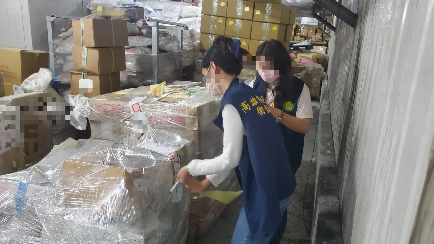 高雄業者囤近1噸過期食品挨罰30萬　雞排「過期8年」最誇張
