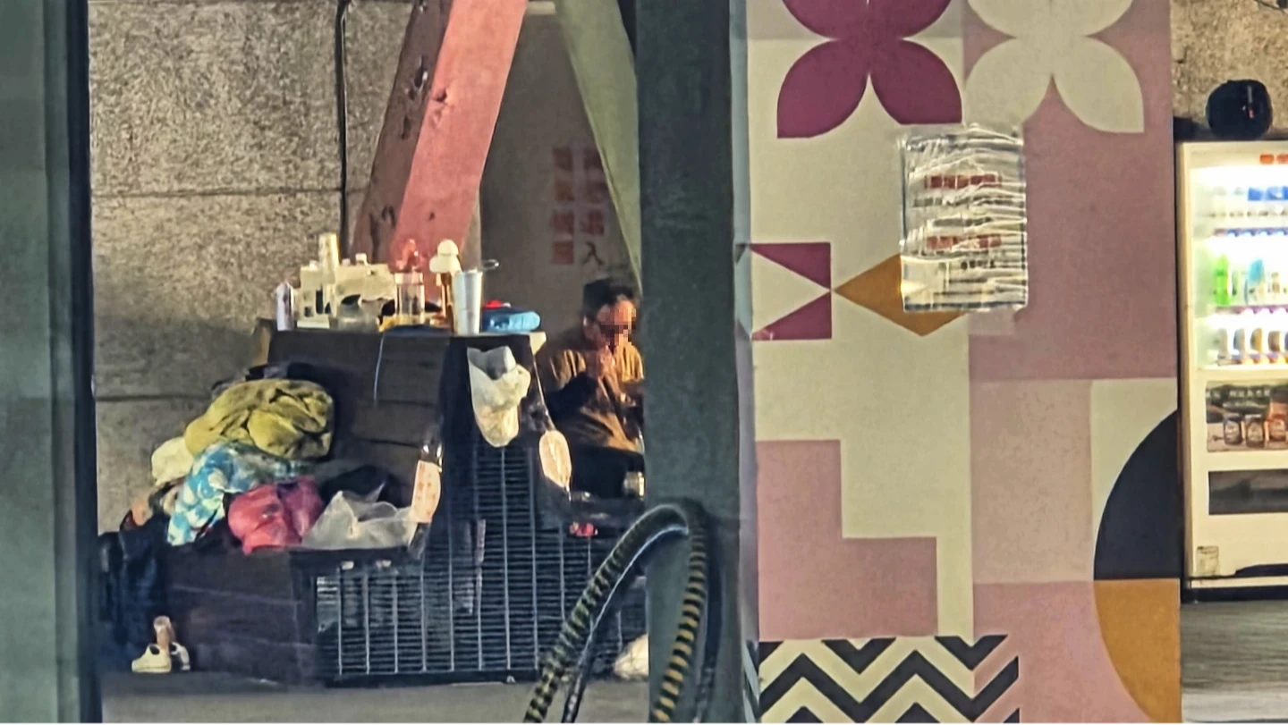 直擊｜新莊運動中心淪街友聚集地！佔地擺家當、睡角落　民眾傻眼：沒人管嗎
