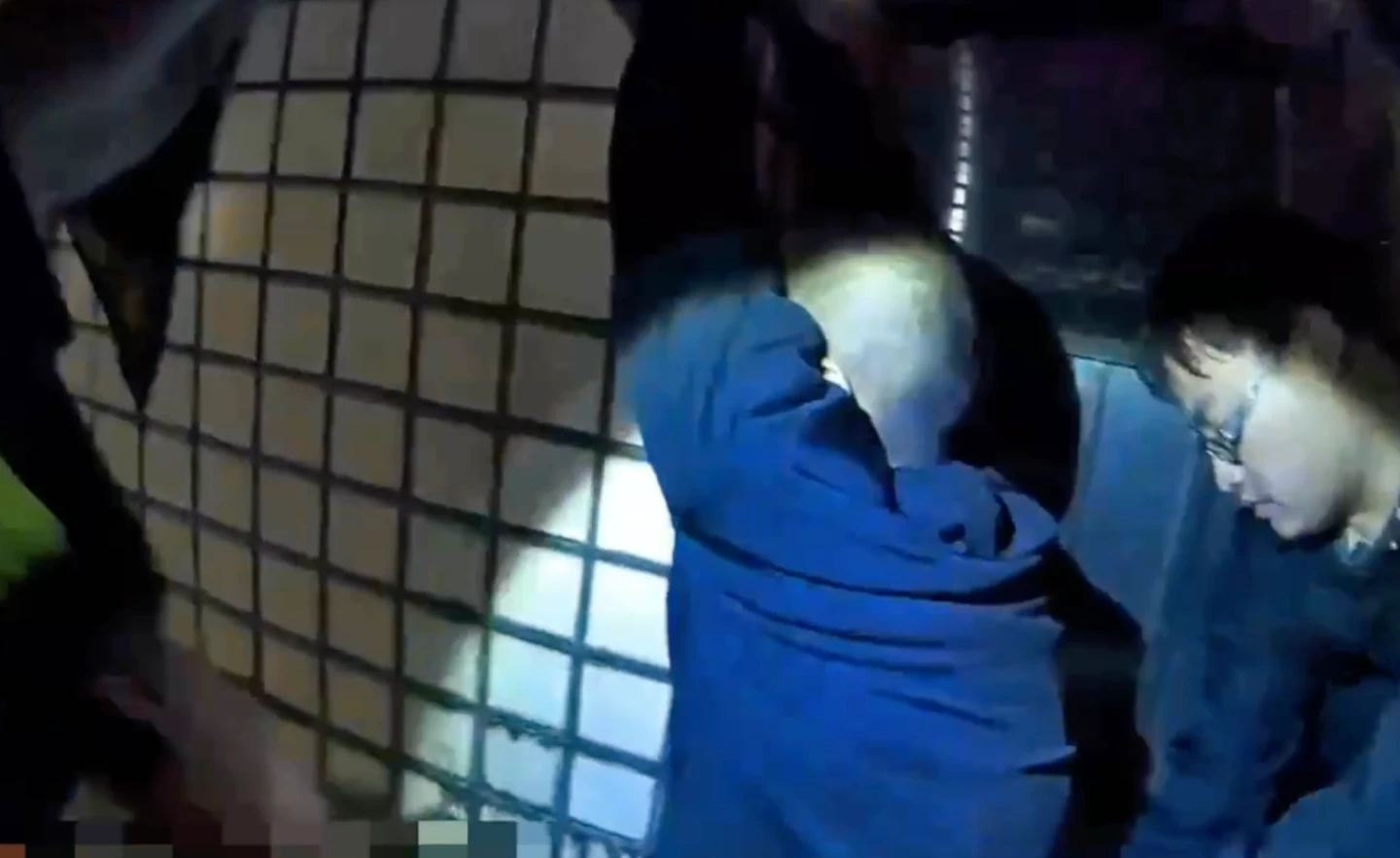 有片｜受刑人保外就醫竟潛逃！借老闆車不還還毒駕　北市落網送回監獄