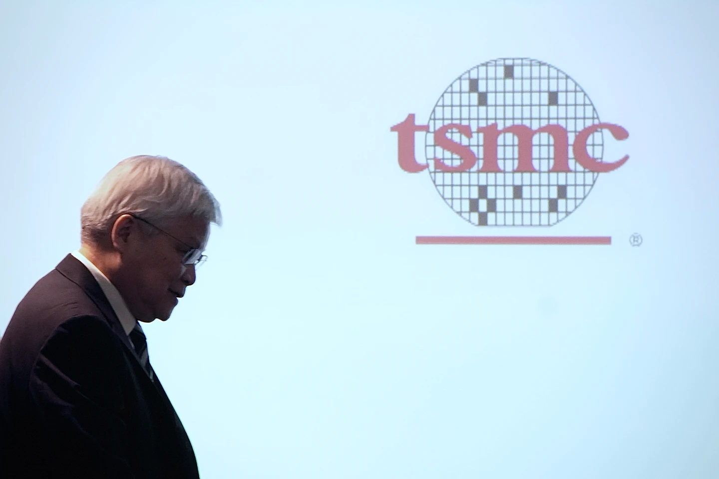 台積電法說3｜魏哲家估今年業績增3成　上修AI加速器及營收未來5年複合成長率