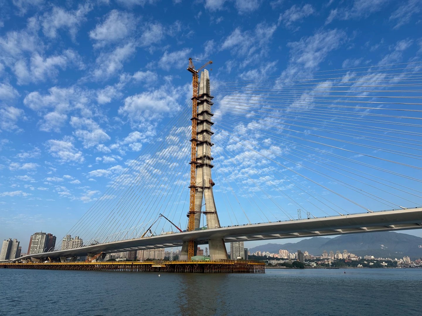 淡江大橋擁有全台最大伸縮縫　陳世凱：遇天候、地震伸縮極限可達90公分