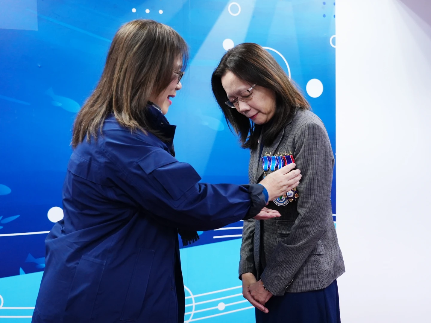 黃向文卸任海委會副主委！獲頒最高榮譽海洋專業獎章　管碧玲讚：海保法關鍵推手