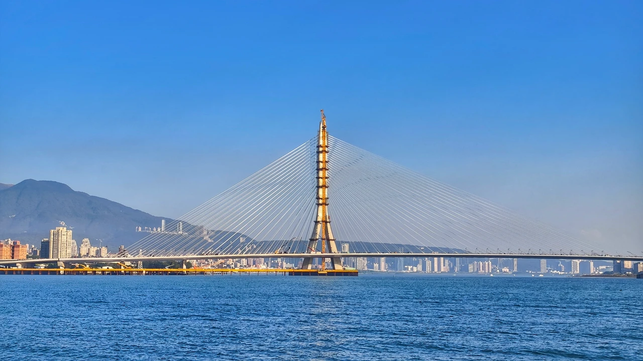 三亮點工程揭秘！淡江大橋主橋完成「黑糖漿」鋪面　126支景觀燈1月底完工