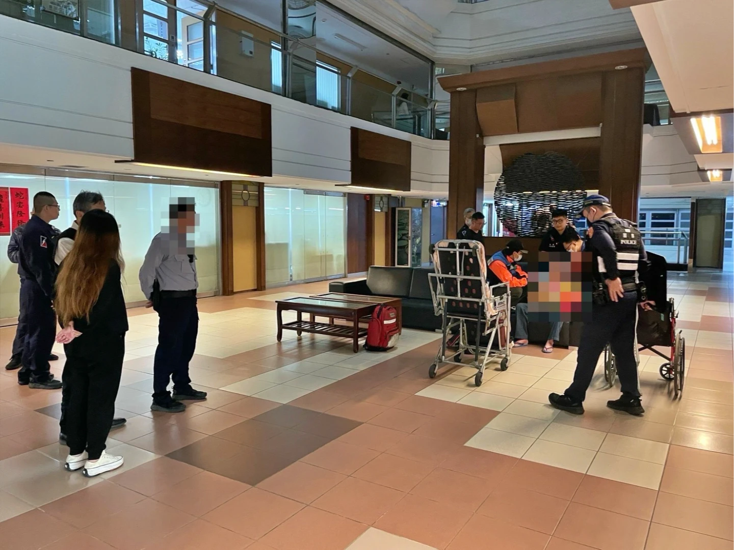 找黃偉哲陳情！男突掏刀濺血市長室前　驚悚動機曝光