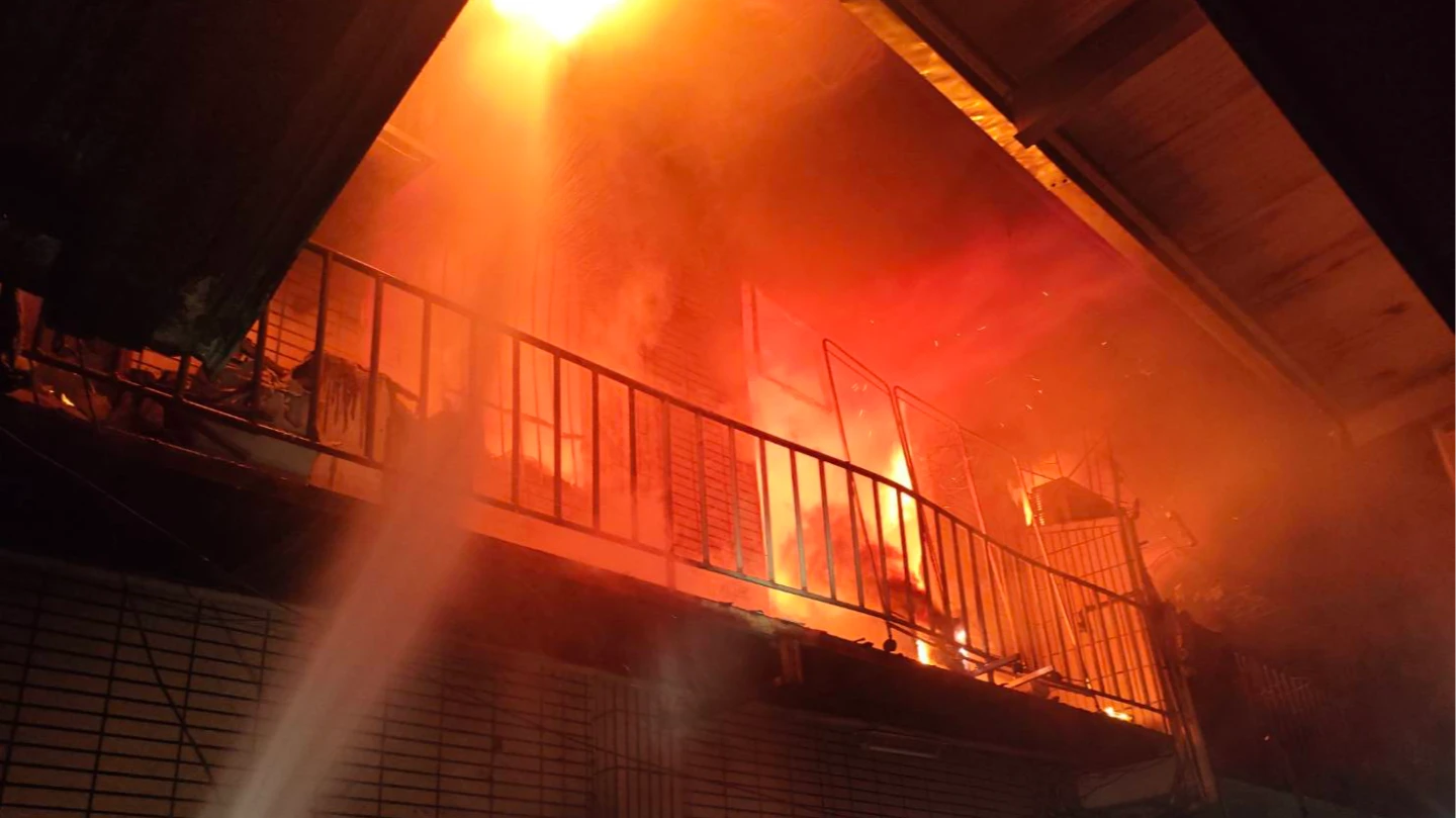 有片｜台中暗夜大火！恐怖烈焰狂燒12戶　單親媽遭重物壓身喪命